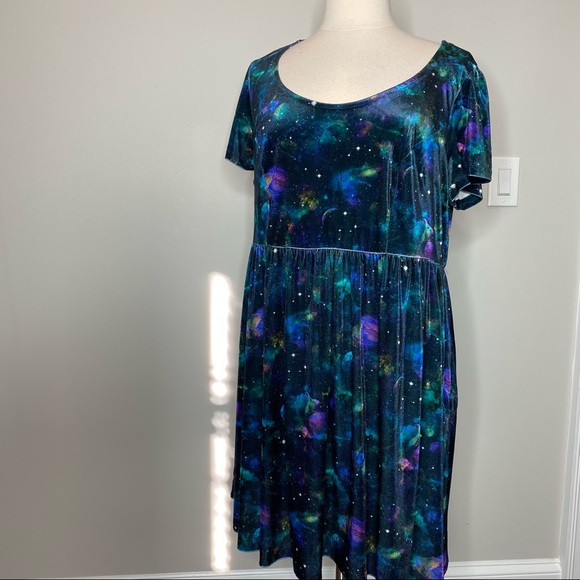 Hot Topic Dresses & Skirts - HOT TOPIC PLUS SIZE GALAXY VELVET BABYDOLL DRESS - SIZE 3x
